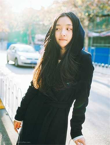 Cô gái có vẻ đẹp trong sáng, vóc dáng nhỏ nhắn đáng yêu này dần được khán giả truyền hình yêu mến.