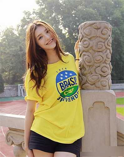 Vương Duy Lâm (nick name là Aileena), sinh năm 1992, là gương mặt hoa khôi mới nổi trên mạng của ĐH Vũ Hán.