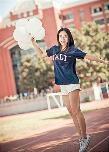 Cô gái cao 1m68 còn chinh phục cộng đồng mạng bằng trí thông minh khi giành chiến thắng trong game show Who's still standing trên đài Giang Tô.