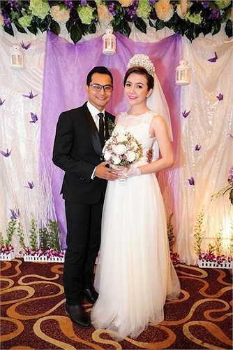 Sau lễ rước dâu diễn ra vào sáng ngày 27/1, cặp đôi Huỳnh Đông - Ái Châu đãi tiệc mừng vào buổi tối cùng ngày tại một trung tâm tiệc cưới quận Bình Thạnh, TP HCM. Có mặt từ khá sớm, cặp vợ chồng son chỉn chu trang phục, sẵn sàng đón tiếp khách mời là bạn bè thân và đồng nghiệp trong giới showbiz đến chung vui. 