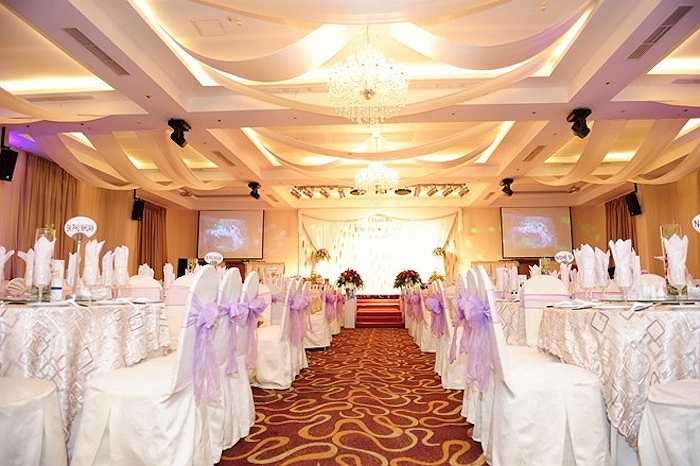 Bàn tiệc cũng được bà trí với gam trắng chủ đạo, tạo không gian sang trọng, tinh tế. 