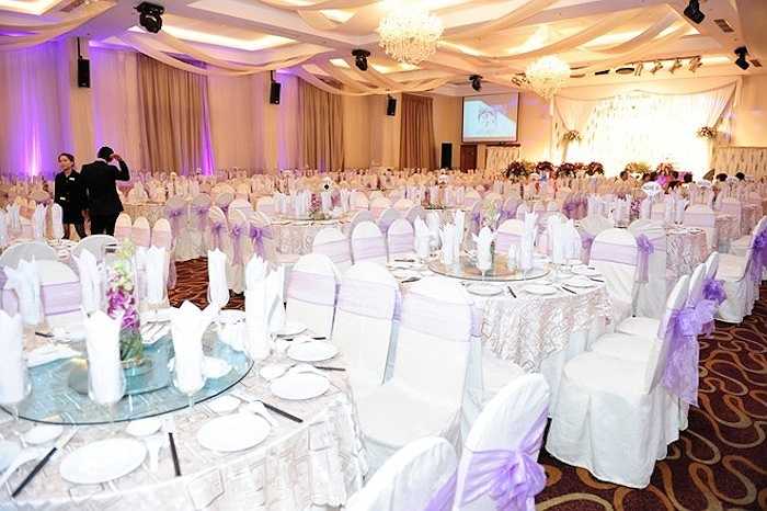 Khách mời góp mặt trong tiệc cưới của Huỳnh Đông - Ái Châu khá hạn chế, chủ yếu là bạn bè thân và đồng nghiệp gắn bó với hai vợ chồng trong nhiều năm qua. Theo Zing