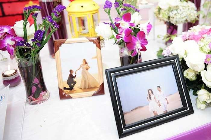Ảnh cưới của Huỳnh Đông - Ái Châu được đặt trang trọng trên bàn. 