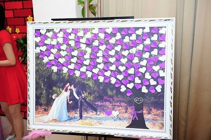 Tấm ảnh lớn nhất được trang trí bằng những trái tim giấy trắng tím nhẹ nhàng. 