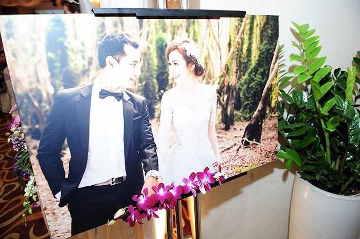 Ảnh cưới đẹp và tràn ngập hạnh phúc của bộ đôi được đặt ở nhiều góc trước cổng hoa. 