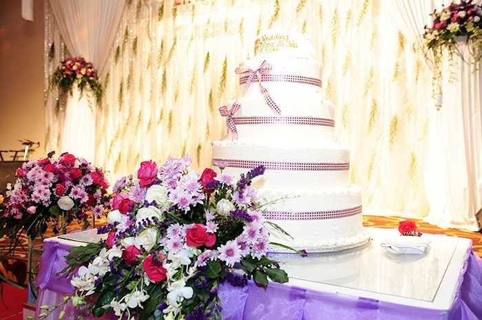 Bánh kem nhiều tầng chuẩn bị để đôi vợ chồng thực hiện các nghi lễ quen thuộc. 