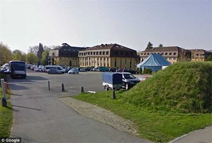 Ngôi trường đắt nhất thế giới này có một quy tắc nghiêm ngặt là không một quốc gia trên thế giới có thể chiếm quá 10% số học sinh trong trường.