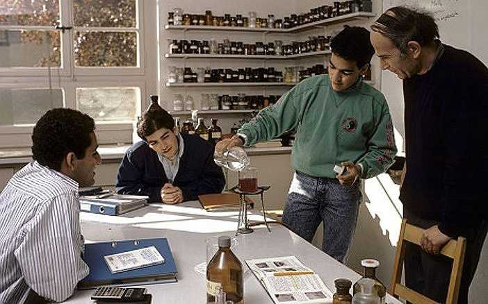 Trường Le Rosey có 53 lớp học và 8 phòng thí nghiệm khoa học phục vụ sinh viên. Ngoài ra còn có các phòng học đặc biệt cho âm nhạc, nghệ thuật, công nghệ.