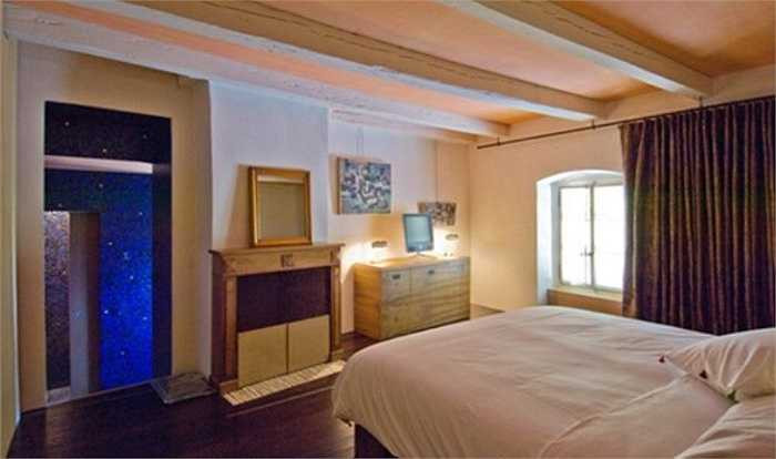 Để phục vụ cuộc sống cho sinh viên, trường còn có 179 phòng ngủ với phòng tắm riêng, 13 phòng trò chơi, 2 phòng tập gym, 4 phòng thể thao được trang bị đặc biệt, 