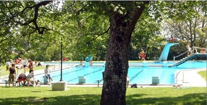 Bên cạnh đó, trường có 2 trung tâm y tế, 10 sân tennis, 2 hồ bơi và 3 sân vận động dành cho các môn bóng đá, bóng bầu dục, bắn súng và cung tên. 