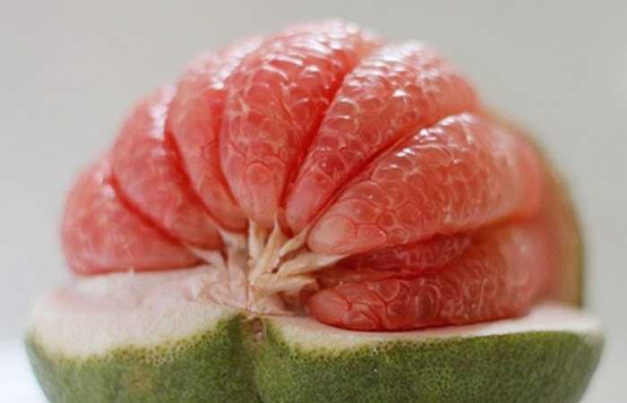 Bưởi chữa đái đường, béo phì và tim mạch: Gần đây, các nhà khoa học còn phát hiện trong nước bưởi có chứa insulinl; có thể làm hạ đường huyết. Mỗi ngày ăn một quả bưởi chua sẽ có tác dụng rất tốt cho những người mắc bệnh đái đường, béo phì và người mắc bệnh tim mạch.