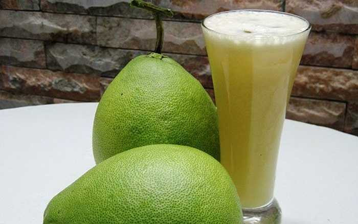 Bưởi ngăn ngừa sỏi thận: Uống một lít nước ép bưởi mỗi ngày sẽ giúp ngăn ngừa sỏi thận, tránh khỏi những cơn đau đớn do căn bệnh này gây ra. Bởi sỏi thận thường được hình thành từ canxi, khi chúng phát triển thành những viên sỏi, hoặc chúng sẽ đi qua niệu đạo hoặc sẽ làm phá vỡ tình trạng khoẻ mạnh của cơ thể. 