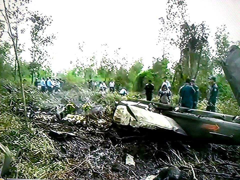 Máy bay quân sự rơi ở TP.HCM: Khóc ngất bên thi thể không nguyên vẹn