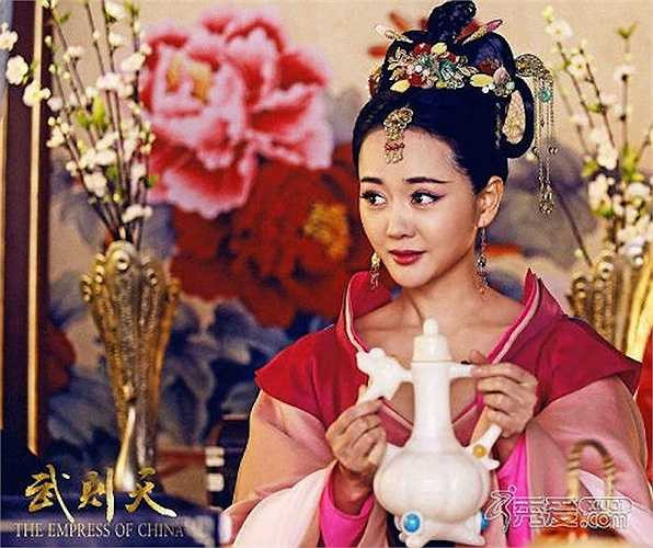 Trương Quân Ninh cũng có những trang phục xẻ sâu táo bạo.