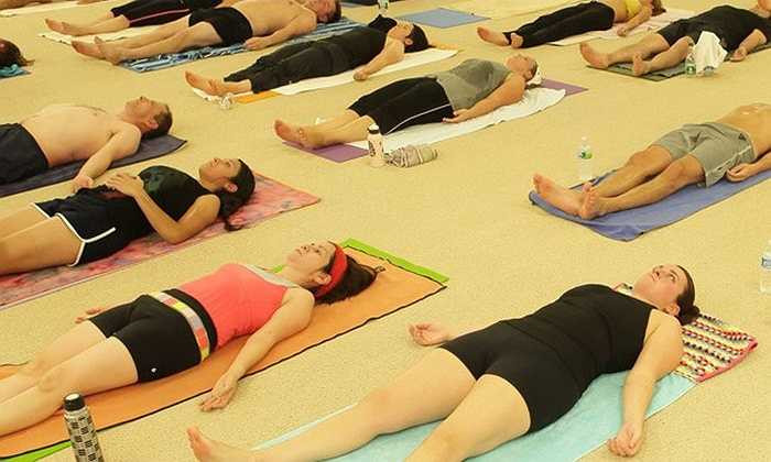 Thu dọn đồ đạc để đi về quá sớm: Tư thế Savasana (xác chết) là tư thế cuối cùng khi tập yoga, bạn phải nằm khoảng 5 phút để trải nghiệm bài tập và thư giãn tâm trí. Dĩ nhiên, không phải lúc nào chúng ta cũng chịu được việc lớp học kéo dài nhưng đừng bỏ ra về trong lúc mọi người đang thư giãn. 