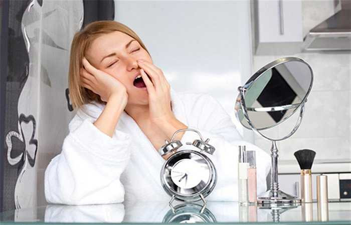 2. Thức quá khuya hoặc thức thâu đêm: Theo kết quả điều tra của Trung tâm Nghiên cứu Khoa học của Anh với hơn 1.000 bệnh nhân ung thư có độ tuổi từ 30-50 tuổi trên toàn thế giới phát hiện có đến 99,3% bệnh nhân ung thư đều có thói quen thức thâu đêm. Các chuyên gia chỉ ra việc thức đêm làm rối loạn đồng hồ sinh học trong cơ thể. 