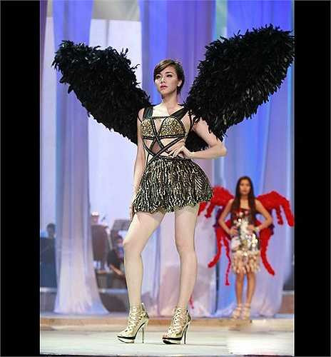 Trong một show diễn thời trang, người mẫu Trang Nhung từng tỏa sáng khi khoác lên vai đôi cánh rất lớn màu đen huyền bí. 
