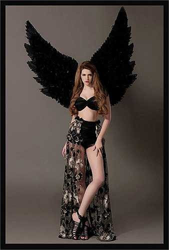 Đôi cánh đen huyền bí này cũng khá hợp với cô. 