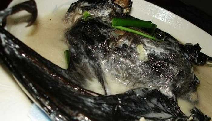 Súp dơi - Tây Phi Loài động vật này là 'ổ dịch' chứa rất nhiều loại virus nguy hiểm tới tính mạng con người. Thậm chí, Chính phủ Ghi-nê từng ban hành lệnh cấm với món ăn phổ biến này lo ngại nguy cơ lây nhiễm Ebola 