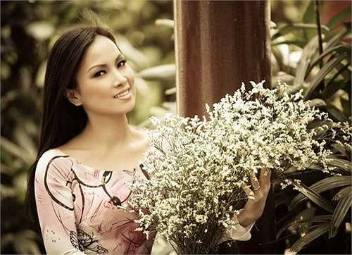 Mặc dù sở hữu nhan sắc cùng giọng hát nổi trội hơn Cẩm Ly và Minh Tuyết nhưng Hà Phương được giới truyền thông nhắc đến nhiều trong vai trò phu nhân của tỷ phú Mỹ gốc Việt, Chính Chu