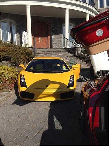 Những siêu xe như... vật trang trí cho ngôi biệt thự hàng chục triệu USD của Hà Phương