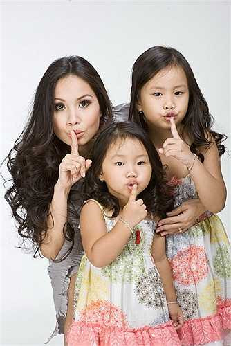 Cẩm Ly đi theo con đường một ca sĩ nhạc Pop thời kỳ đầu và khéo léo, nhanh gọn chuyển sang dòng nhạc quê hương và có danh tiếng tại Việt Nam