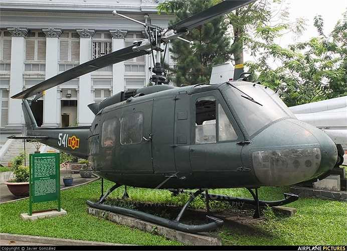 UH-1 có thể bay là là cách mặt đất chưa đến 10m, trên máy bay có 2 khẩu súng miligan 6 nòng (7,62mm) với 12.000 viên đạn