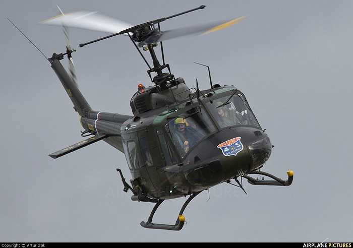 Bên cạnh đó là 2 chùm 7 ống đến 19 ống phóng rocket 70 mm