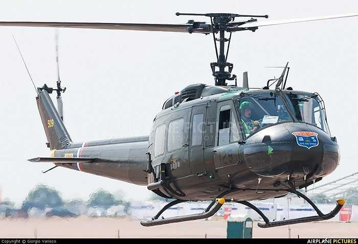 UH-1 còn có 5 thùng dầu mềm với kết cấu đặc biệt, tự bịt lại khi trúng đạn, nên dầu không chảy ra ngoài làm cháy máy bay được