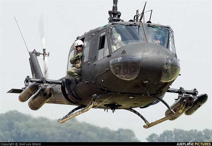Một trực thăng UH-1 mang theo vũ khí