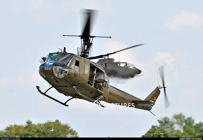 UH-1 Huey được phát triển vào năm 1955 với bản thử nghiệm Bell 204