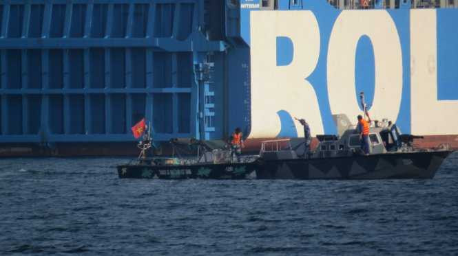 Cận cảnh tàu ngầm Hải Phòng chuẩn bị vào quân cảng Cam Ranh