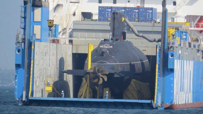 Cận cảnh tàu ngầm Hải Phòng chuẩn bị vào quân cảng Cam Ranh