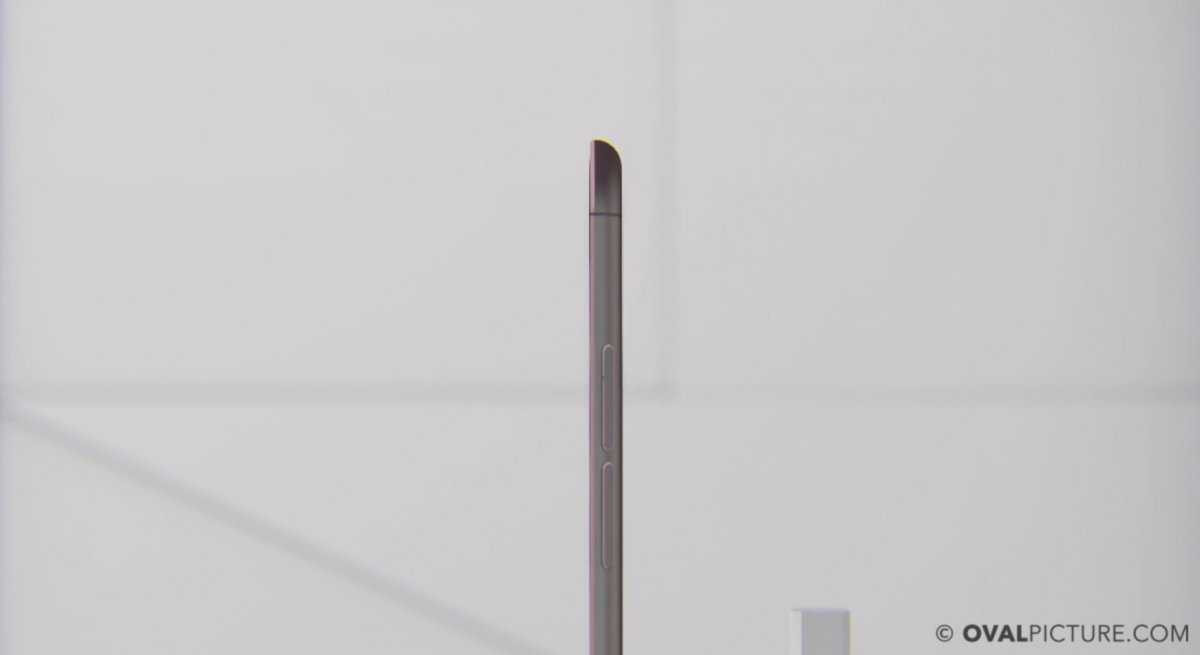 iPhone 7 có thể sẽ còn mỏng hơn cả những gì iPhone 6 đang có với độ dày chỉ 6,1mm. Ngoài ra, ống kính Camera sẽ được cải tiển, chỉ lồi ra khi người dùng chụp ảnh 