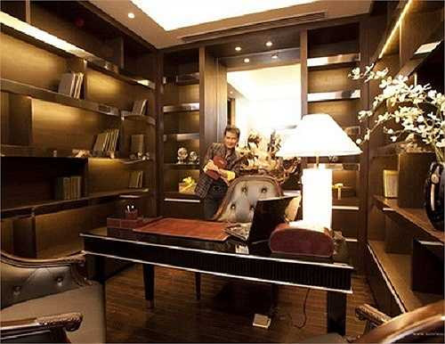 Mr Đàm trong thư viện