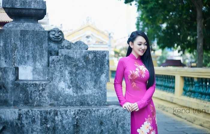 Nhi được nhiều người biết đến sau khi những hình ảnh cô đi bán báo dạo tại một số điểm thi trong kỳ thi Đại học 2014 được chia sẻ trên mạng xã hội.