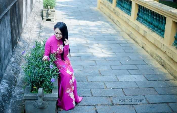 Những hình ảnh xinh đẹp của Nhi nhanh chóng thu hút được sự quan tâm, chú ý của nhiều người và cũng chính vì lý đó mà danh xưng 'hot girl bán báo' luôn đồng hành cùng Nhi. 