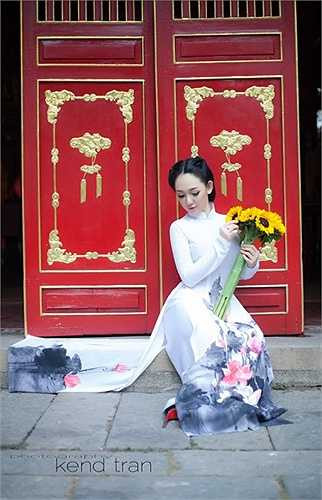 Trong những ngày đầu năm 2015, Bảo Nhi đã khiến người bạn trẻ yêu mến cô bất ngờ khi xuất hiện cực dịu dàng, xinh đẹp trong bộ ảnh áo dài mới nhất của mình.