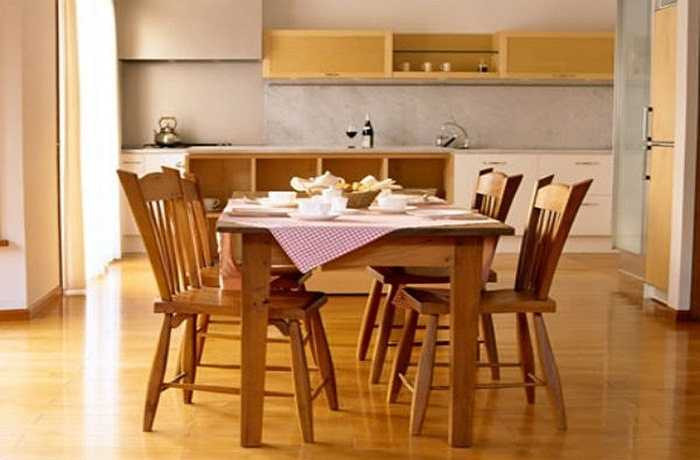 Bàn ăn không được đặt đối điện với ban thần tài. Thần tài là nơi thờ cúng thần linh, cho dù bạn tin hay không tin vào thần linh thì bạn cũng cần phải có sự tôn trọng nhất định. Vì thế bàn ăn và ban thần tài cần phải có khoảng cách nhất định, không đặt ngay cạnh nhau hoặc đối diện với nhau.