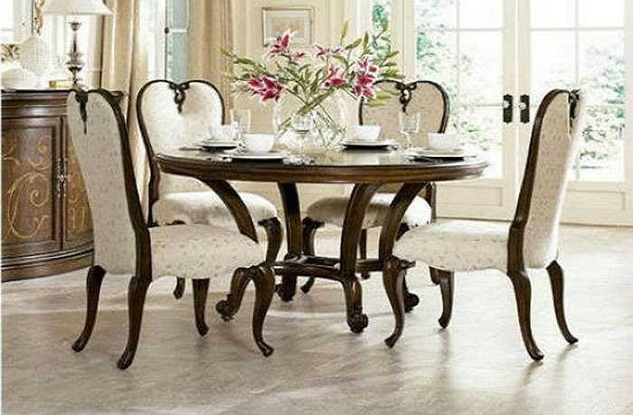 Mặt bàn không được lồi lõm. Việc mặt bàn không phẳng sẽ ảnh hưởng đến cảm giác ngon miệng của mọi người, từ đó sẽ ảnh hưởng đến sức khỏe. Ngoài ra, bàn ăn thông thường là nơi tụ tập ăn uống nên không tránh được va chạm bát đũa, nếu mặt bàn không phẳng chỉ cần va chạm nhẹ cũng dễ làm đổ thức ăn.