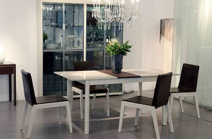 Trên bàn ăn không được bày nhiều đồ linh tinh. Trên bàn ăn không được đặt, để quá nhiều đồ linh tinh, nếu không sẽ làm phá hỏng phong thủy của phòng ăn và bàn ăn.