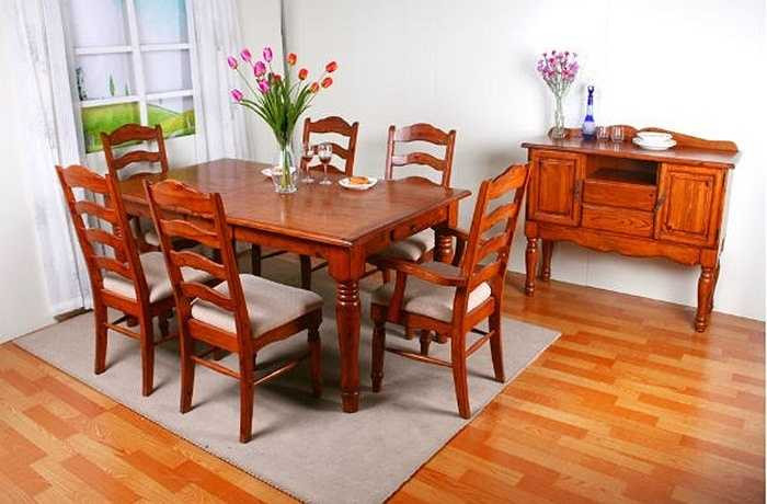 Bàn ăn luôn bừa bãi thậm chí sẽ làm ảnh hưởng đến sự hòa thuận trong gia đình, ảnh hưởng đến tình cảm vợ chồng và tình thân giữa cha mẹ và con cái. Vì thế cần phải luôn giữ cho bàn ăn gọn gàng, sạch sẽ.