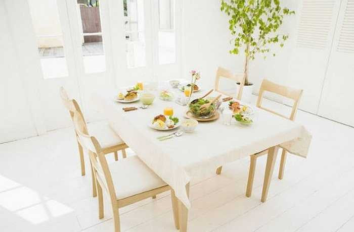 Nếu phòng ăn quá lớn mà kê bàn ăn quá nhỏ thì sẽ thể hiện sự 'không phóng khoáng, keo kiệt của gia chủ'. Vì thế bàn ăn nhất định phải chọn kích cỡ cho phù hợp.