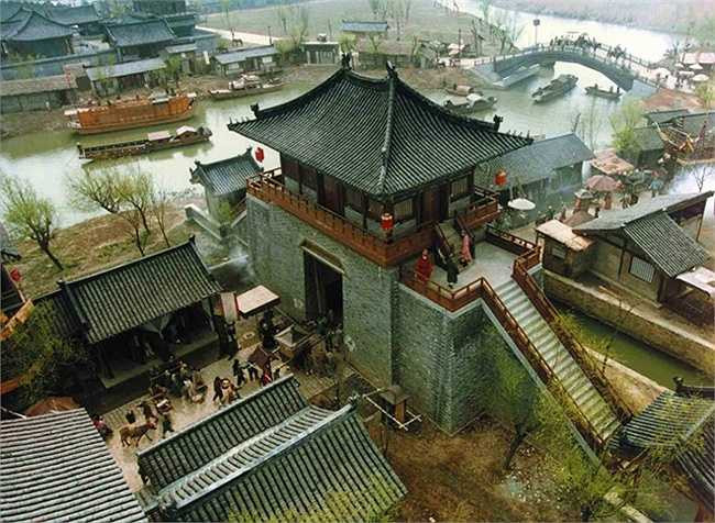  Bên cạnh đề tài hấp dẫn, dàn diễn viên đẹp và diễn xuất tốt, bộ phim còn hấp dẫn bởi bối cảnh quay hoành tráng và đẹp mắt. Trong ảnh là khu vực Thủy hử thành trong phim trường Vô Tích