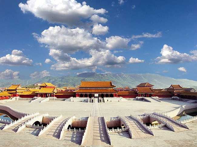 Hàng năm có đến hơn 2 triệu lượt khách đến thăm quan phim trường Hoành Điếm. Theo Zing