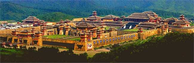 Các khu kiến trúc của Hoành Điếm được xây dựng như một quần thể khắc họa lại toàn bộ lịch sử Trung Quốc, từ cổ đại, cận đại đến hiện đại. Từ bối cảnh nhà Tần, nhà Hán, Đường, Tống, Minh, Thanh... cho đến những cảnh của Hồng Kông, Quảng Châu thời Anh quốc đô hộ hay những bối cảnh nhà quan, nhà dân ở các triều đại... 