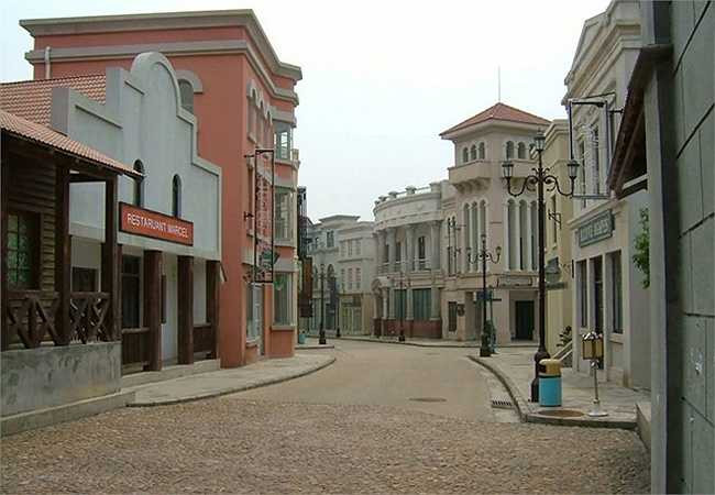 Trong số các phim trường tại Trung Quốc, Hoành Điếm là nơi có trang thiết bị kỹ thuật rất hiện đại, bối cảnh quay tráng lệ và hữu tình. Tất cả các công trình kiến trúc đều được bảo tồn rất kỹ càng và ngày càng được hoàn thiện với nhiều tòa nhà liên tục được bổ sung làm mới