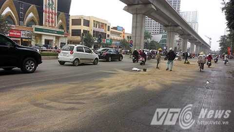 Hà Nội: Lòng đường biến thành “sân trượt băng” vì sự cố tràn dầu