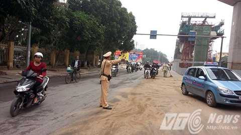 Hà Nội: Lòng đường biến thành “sân trượt băng” vì sự cố tràn dầu