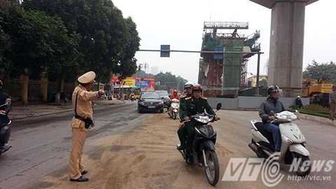 Hà Nội: Lòng đường biến thành “sân trượt băng” vì sự cố tràn dầu